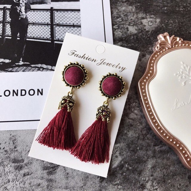Bordeauxrote Quasten-Ohrringe, Vintage-Stil, Damen-Mode, Statement-Schmuck, Samt, Goldakzente.