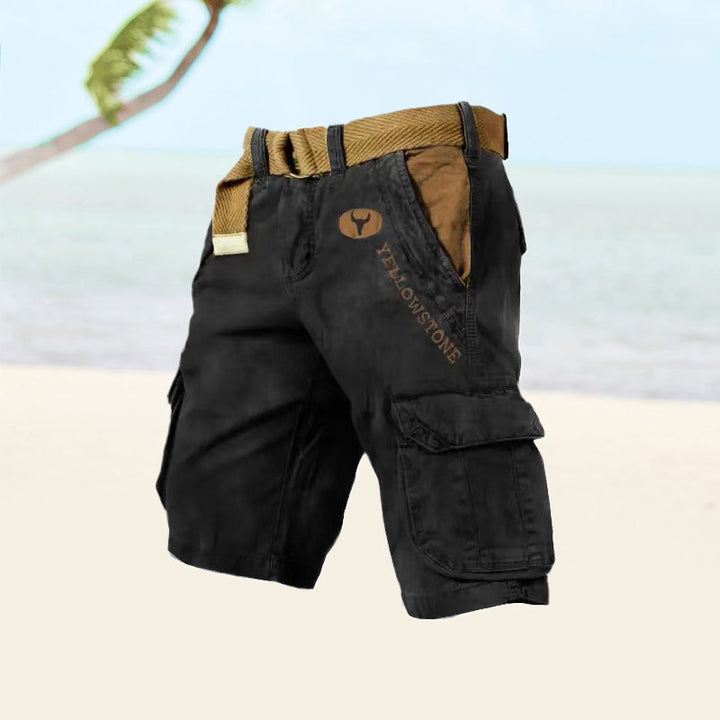 Schwarze Cargo-Shorts mit Yellowstone-Logo, Strandhintergrund, Herrenmode, Freizeitkleidung.