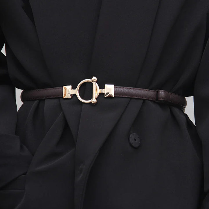 Schwarzer Ledergürtel mit goldener Schnalle, elegantes Design, Damenmode Accessoire.