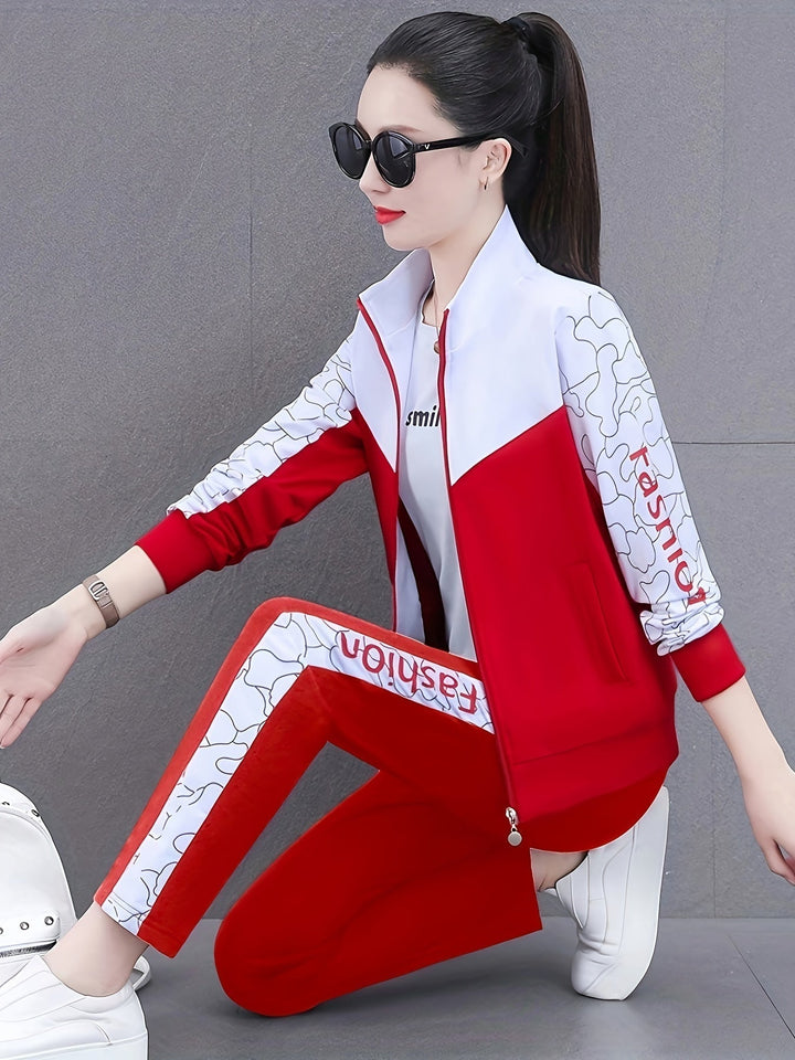 Frau in rotem Trainingsanzug mit weißen Details, Sonnenbrille, sportlich, modern, Freizeitmode.