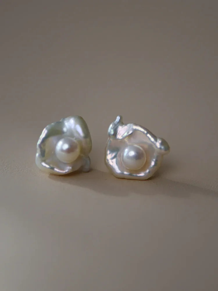Barocke Perlenohrringe, unregelmäßige Form, weiß, eleganter Schmuck, Damenaccessoire.