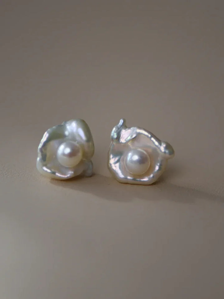 Barocke Perlenohrringe, unregelmäßige Form, weiß, eleganter Schmuck, Damenaccessoire.