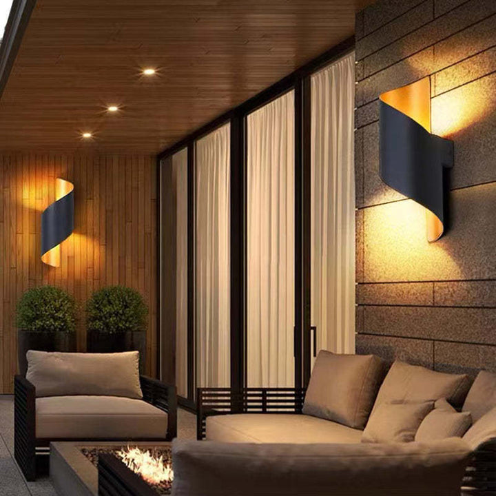 Moderne schwarze Wandleuchte, LED, spiralförmig, Außenbereich, Terrasse, warmweißes Licht.