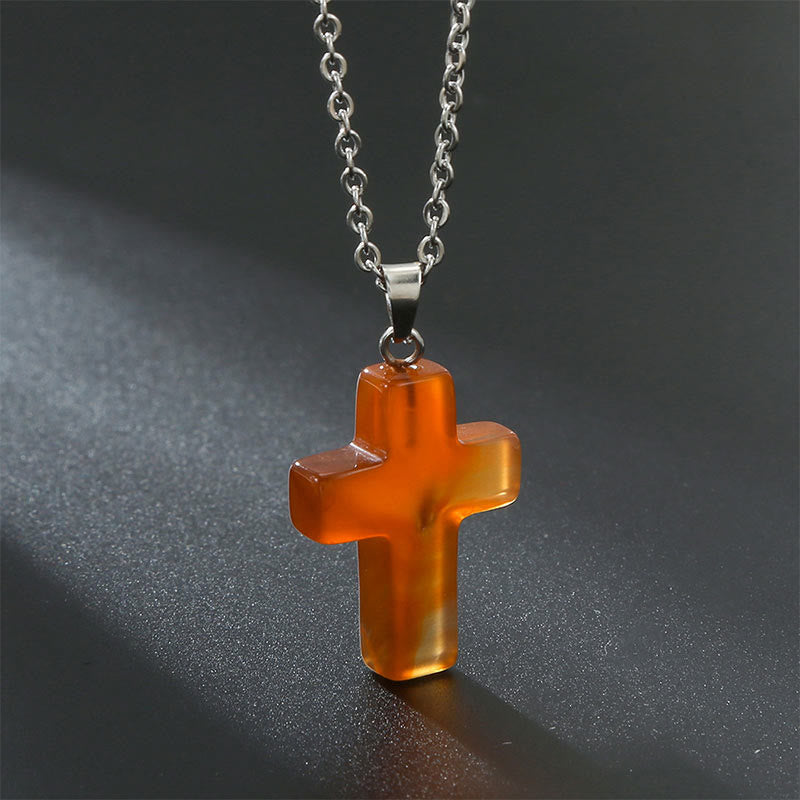 Kreuzanhänger aus orangefarbenem Harz an silberner Kette, Schmuck für Damen und Herren.