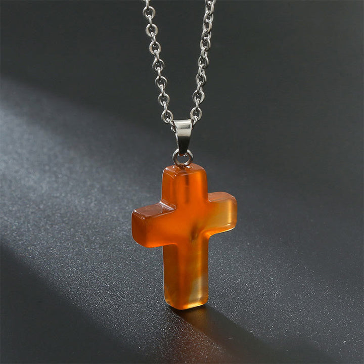 Kreuzanhänger aus orangefarbenem Harz an silberner Kette, Schmuck für Damen und Herren.