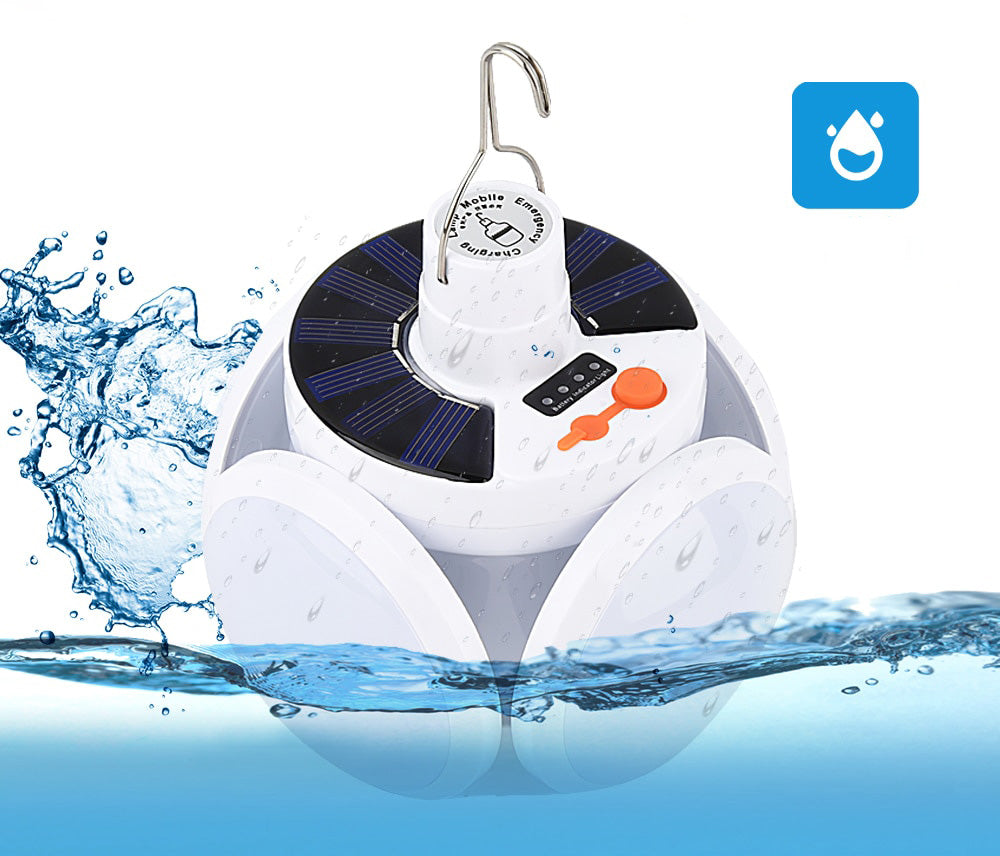 Wasserdichte, solarbetriebene LED-Campinglampe mit Haken, schwimmend im Wasser.