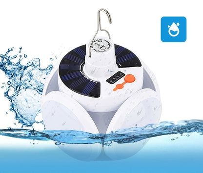Wasserdichte, solarbetriebene LED-Campinglampe mit Haken, schwimmend im Wasser.
