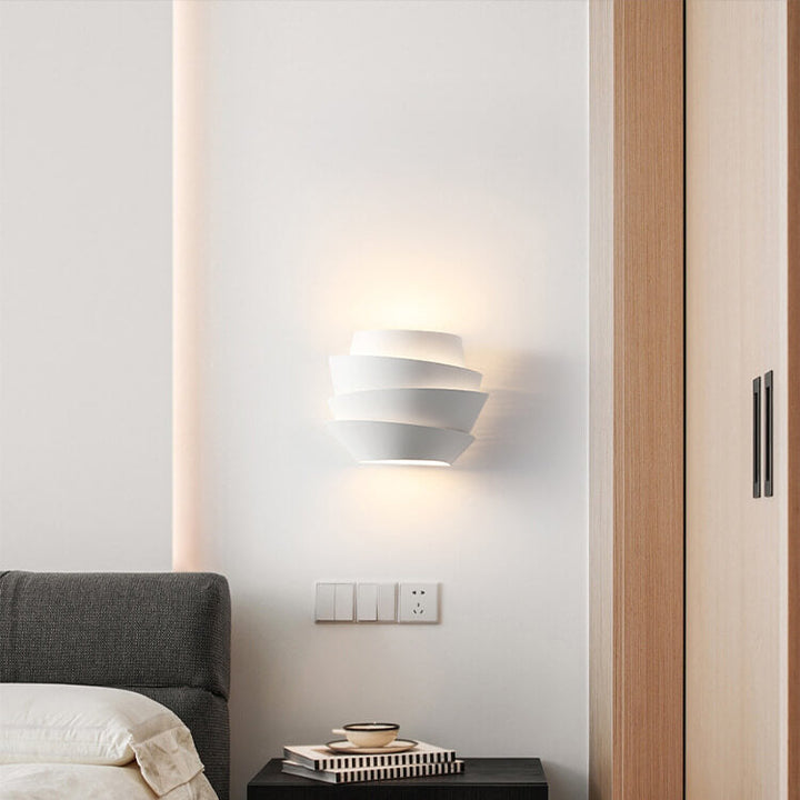 Moderne weiße Wandleuchte im Schlafzimmer, minimalistisches Design, indirekte Beleuchtung.