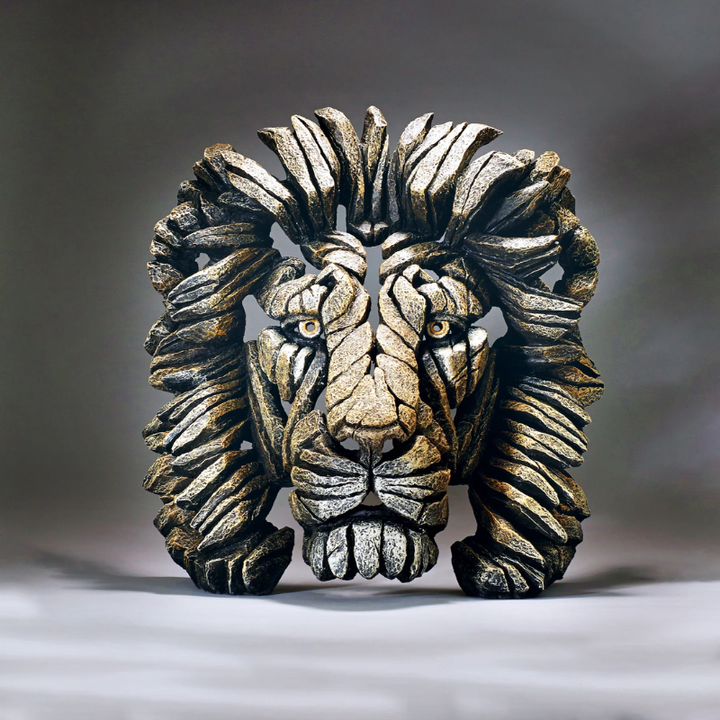 Löwenkopf-Skulptur aus Holz, handgeschnitzt, braun-gold, Wanddekoration, Tierkunst.