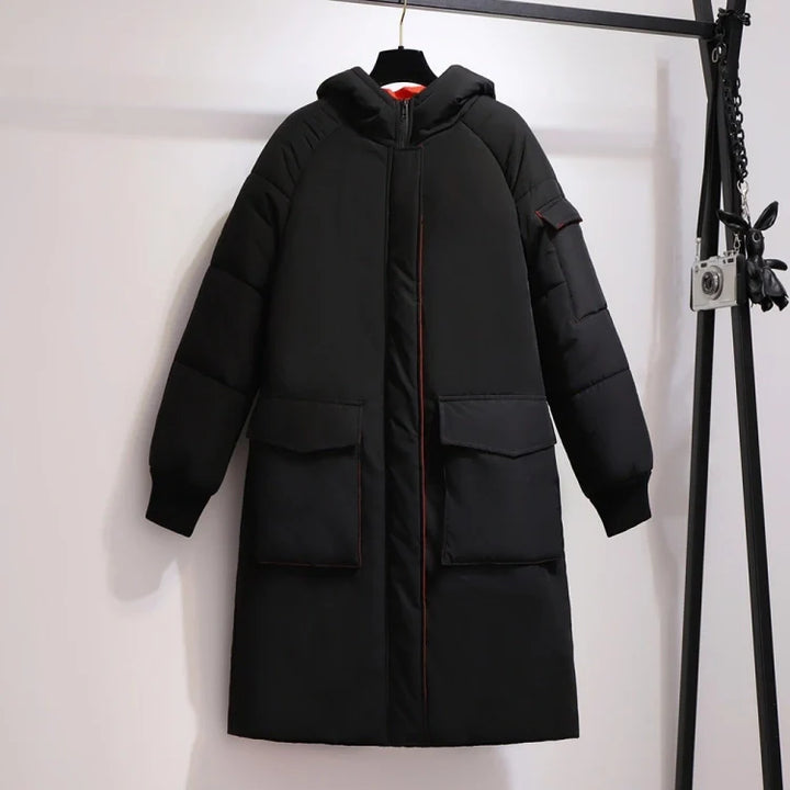 Schwarzer Wintermantel mit Kapuze, lange Ärmel, große Taschen, warm, modisch, Damenbekleidung.
