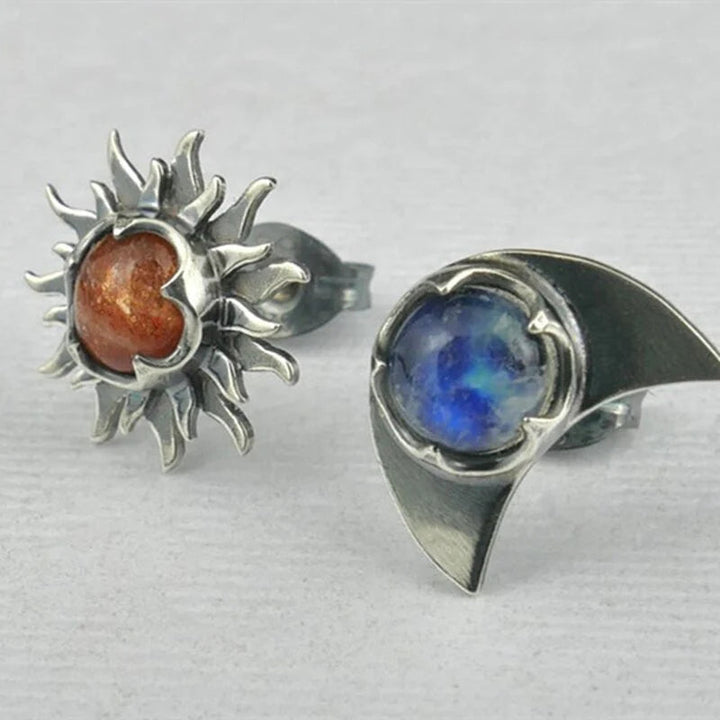 Silberringe mit Sonnen- und Mondmotiv, blauer und roter Edelstein, handgefertigter Schmuck.