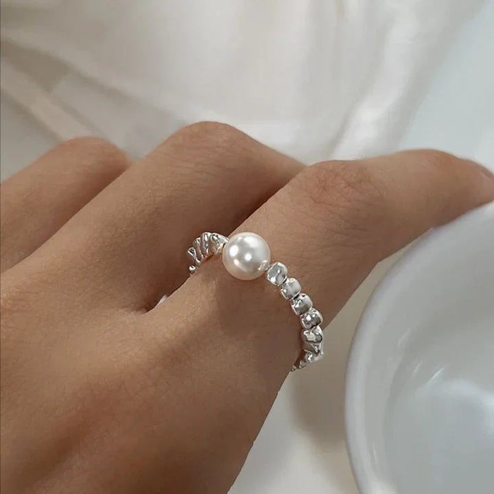 Silberring mit Perle auf Hand, eleganter Schmuck, Damenring, modisches Accessoire, Geschenkidee.