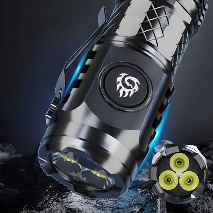 Schwarze LED-Taschenlampe, wasserdicht, wiederaufladbar, mit Clip, für Outdoor-Abenteuer.