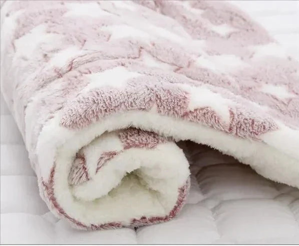 Rosa-weiße Kuscheldecke mit Sternenmuster, weiches Fleece, ideal für gemütliche Abende.