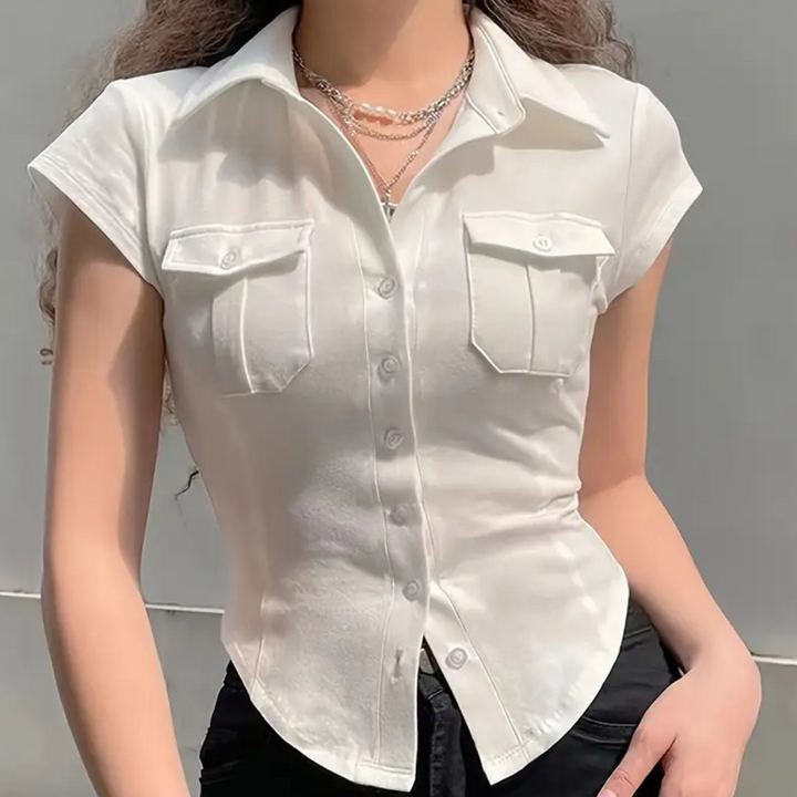 Weiße Damenbluse mit kurzen Ärmeln, tailliertem Schnitt, Knopfleiste und Brusttaschen.