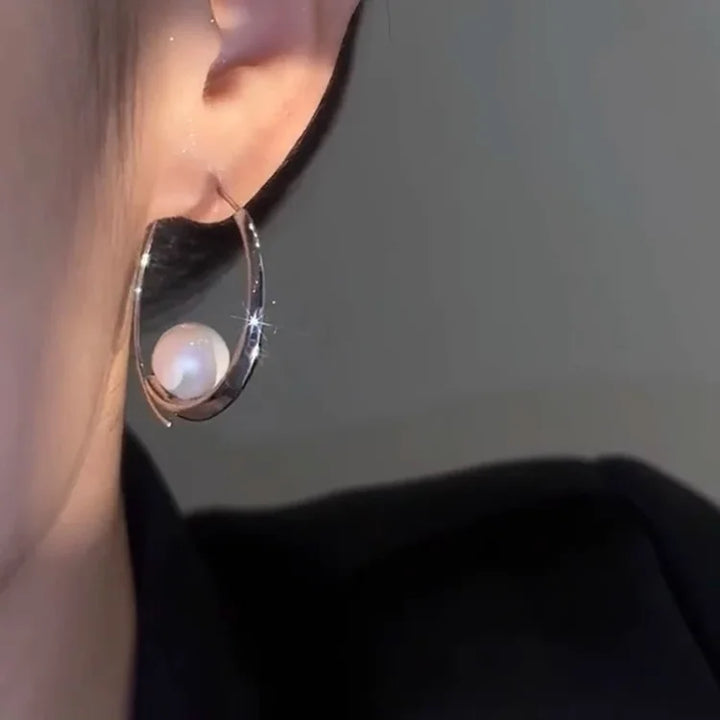 Silberne Creolen mit Perlenanhänger, eleganter Ohrschmuck, modische Accessoires für Damen.