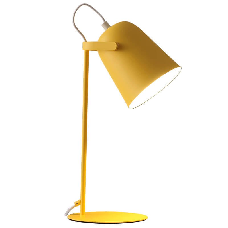 Žlutá stolní lampa s nakloněným stínidlem na tenké tyči a kulaté podstavě, vyfocená celá na bílém pozadí. 6