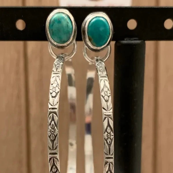 Silberne Creolen mit türkisfarbenen Steinen, florales Muster, handgefertigter Schmuck.