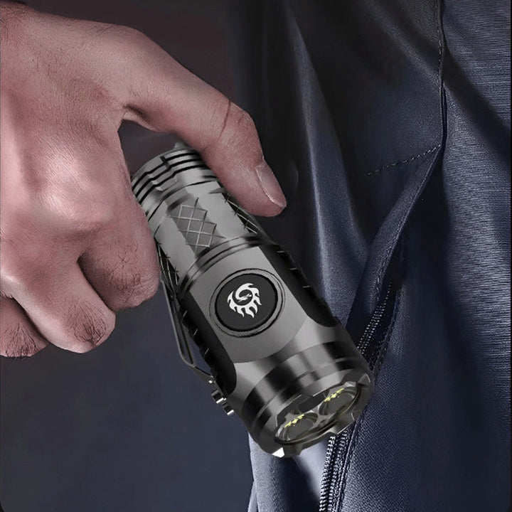 Mann hält schwarze taktische Taschenlampe, kompakt, robust, ideal für Outdoor-Abenteuer.