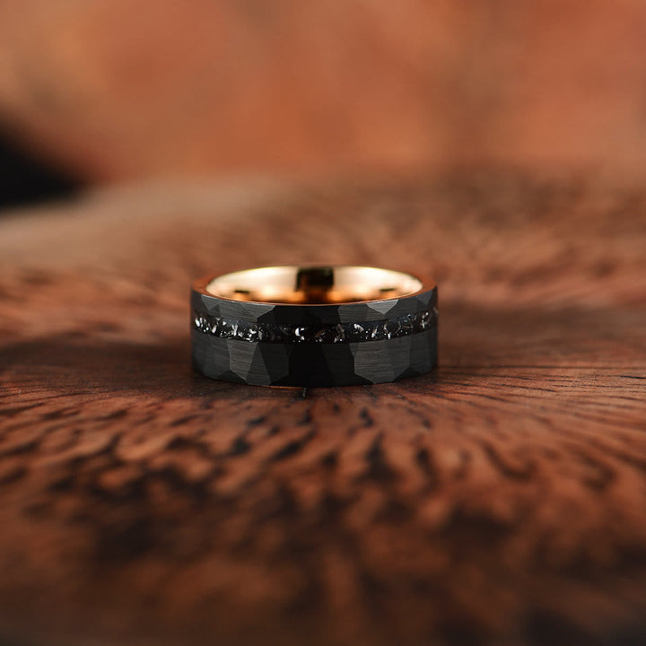 Schwarzer Wolframring mit Diamanten, facettiert, auf Holzoberfläche, Herren-Schmuck.
