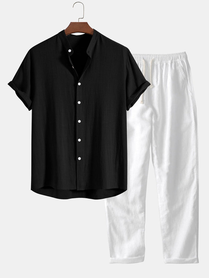 Schwarzes Kurzarmhemd und weiße Leinenhose auf Kleiderbügel, Sommermode Herren.