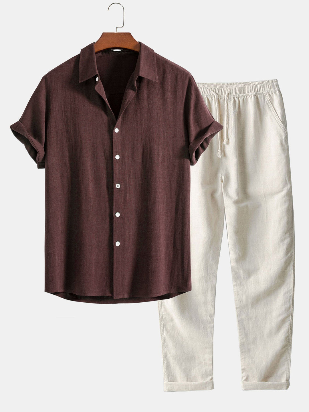 Braunes Leinenhemd und weiße Leinenhose, Sommermode, Herrenbekleidung, lässiger Stil