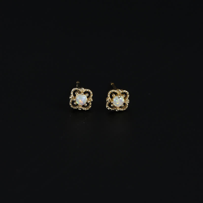 Goldene Ohrringe mit Opal, quadratisches Design, Schmuck, Damenaccessoire, elegant, stilvoll.