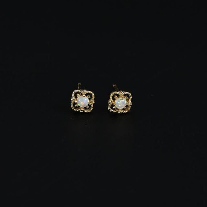 Goldene Ohrringe mit Opal, quadratisches Design, Schmuck, Damenaccessoire, elegant, stilvoll.