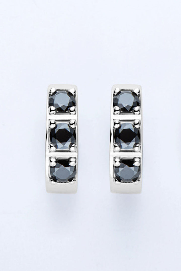 Silberne Creolen mit schwarzen Steinen, eleganter Schmuck, modische Ohrringe für Damen.