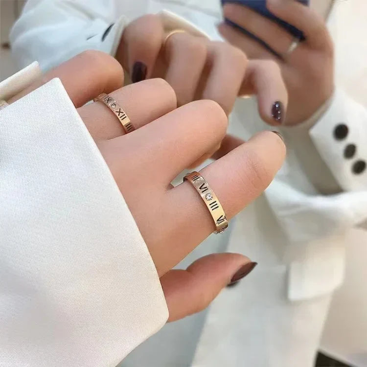Goldener Ring mit römischen Ziffern, Damenmode, elegantes Accessoire, stilvoller Schmuck.