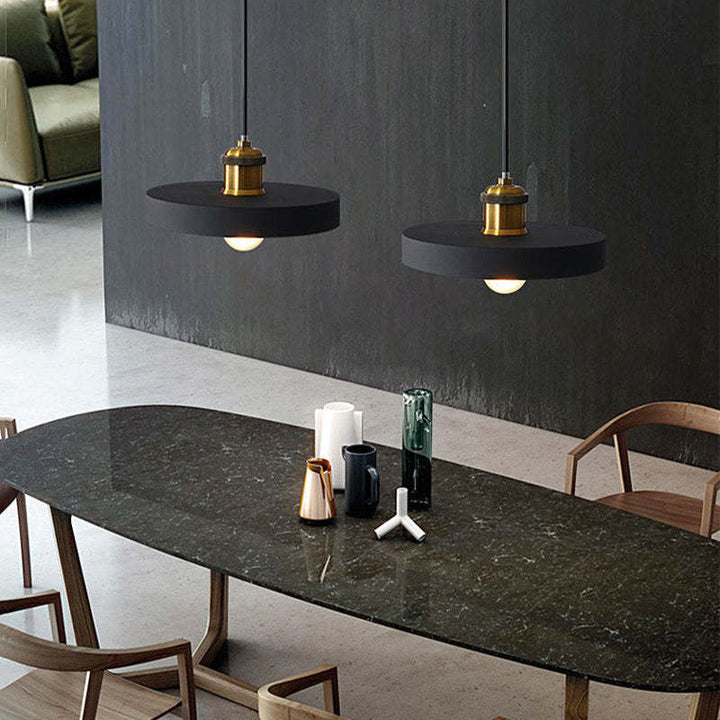 Schwarze Pendelleuchte über modernem Esstisch, minimalistisches Design, Wohnzimmerbeleuchtung.