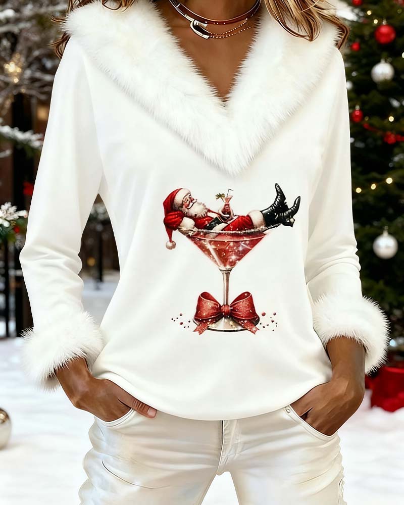 Bílý top s huňatým límcem na modelce před vánočním stromkem se sněhem a ozdobami 6