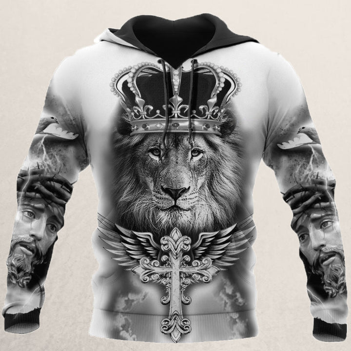 Kapuzensweatshirt mit Löwenmotiv, Krone, Flügeln und Kreuz, schwarz-weiß, Herrenmode.