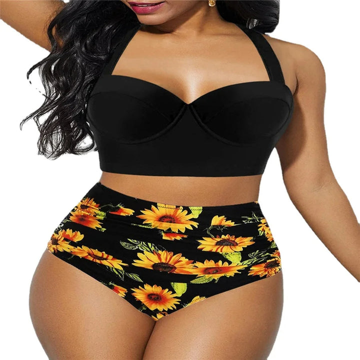 Frau in schwarzem Bikini-Top und geblümter Hose, Sonnenblumenmuster, Bademode, Sommer.
