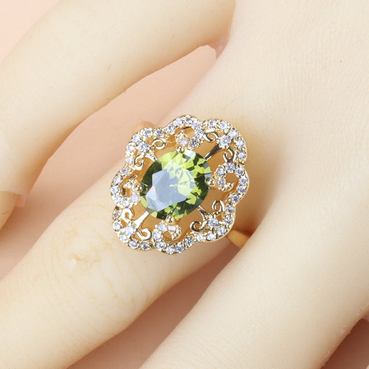 Goldener Ring mit olivgrünem Zirkonia, Damen-Schmuck, elegant, modisch, Accessoire.