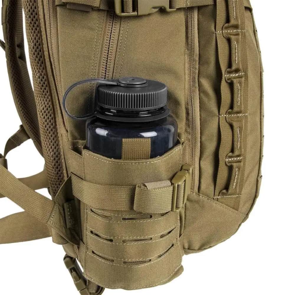 Olivgrüner taktischer Rucksack mit schwarzer Wasserflasche in Seitentasche, Outdoor-Ausrüstung.