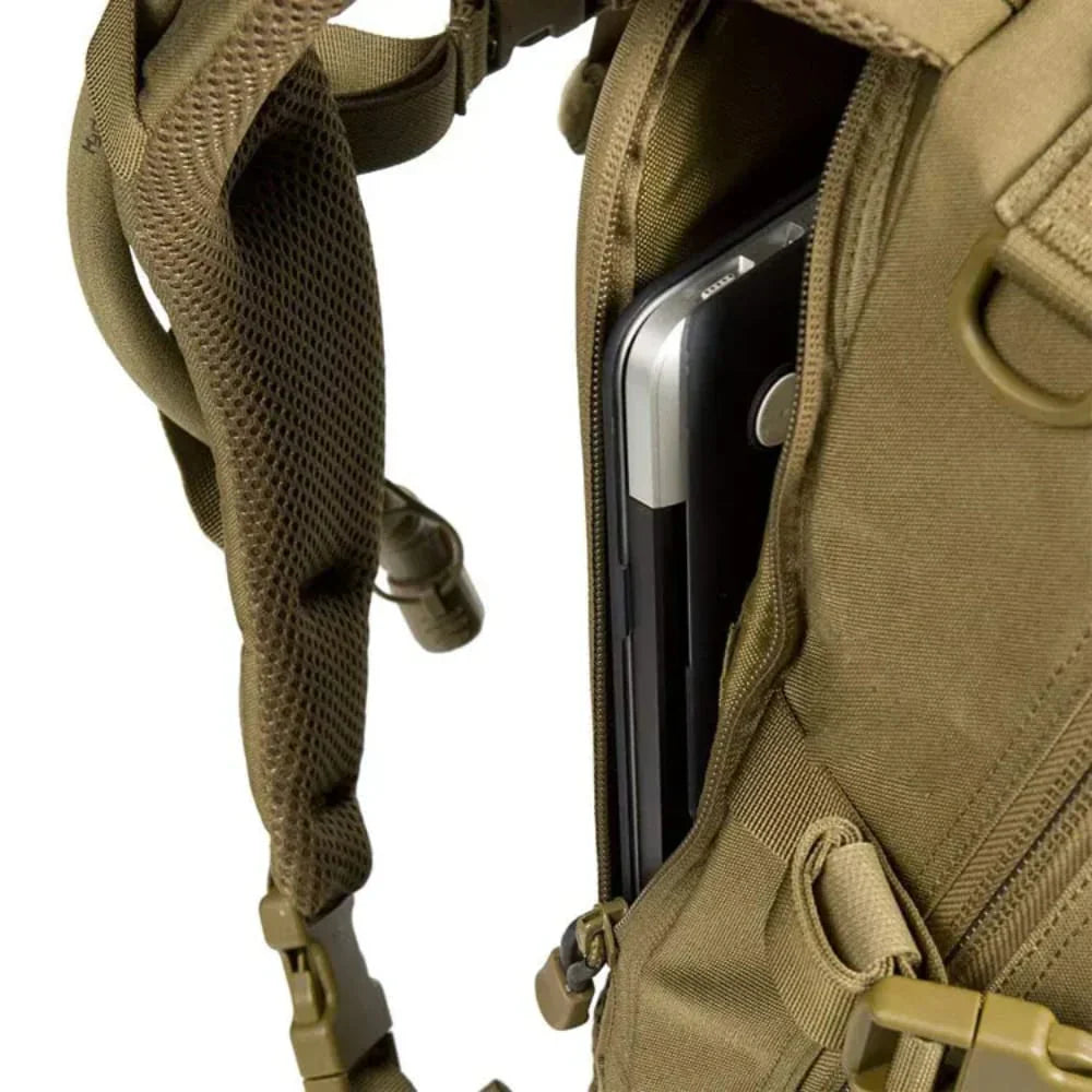 Brauner taktischer Rucksack mit Laptopfach, robustes Material, ideal für Outdoor-Aktivitäten.