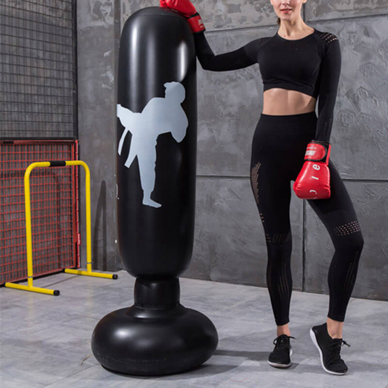 Boxsack freistehend schwarz mit Karate-Motiv, ideal für Fitness und Kampfsporttraining.