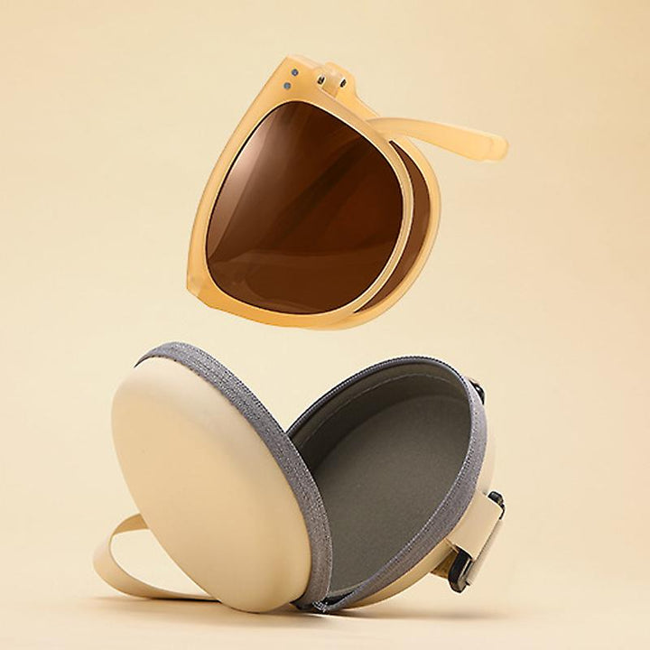 Beige Sonnenbrille mit braunen Gläsern und passendem Etui, modisches Accessoire.
