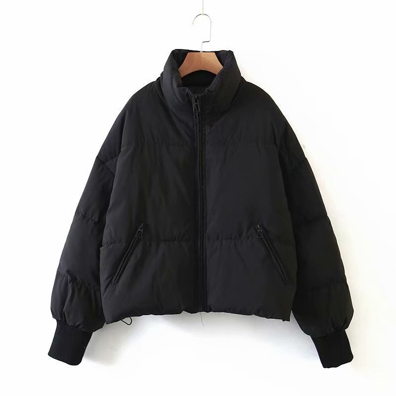 Schwarze Daunenjacke, Reißverschluss, Wintermode, warm, gesteppte Damenjacke, modisch.