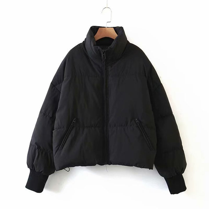 Schwarze Daunenjacke, Reißverschluss, Wintermode, warm, gesteppte Damenjacke, modisch.