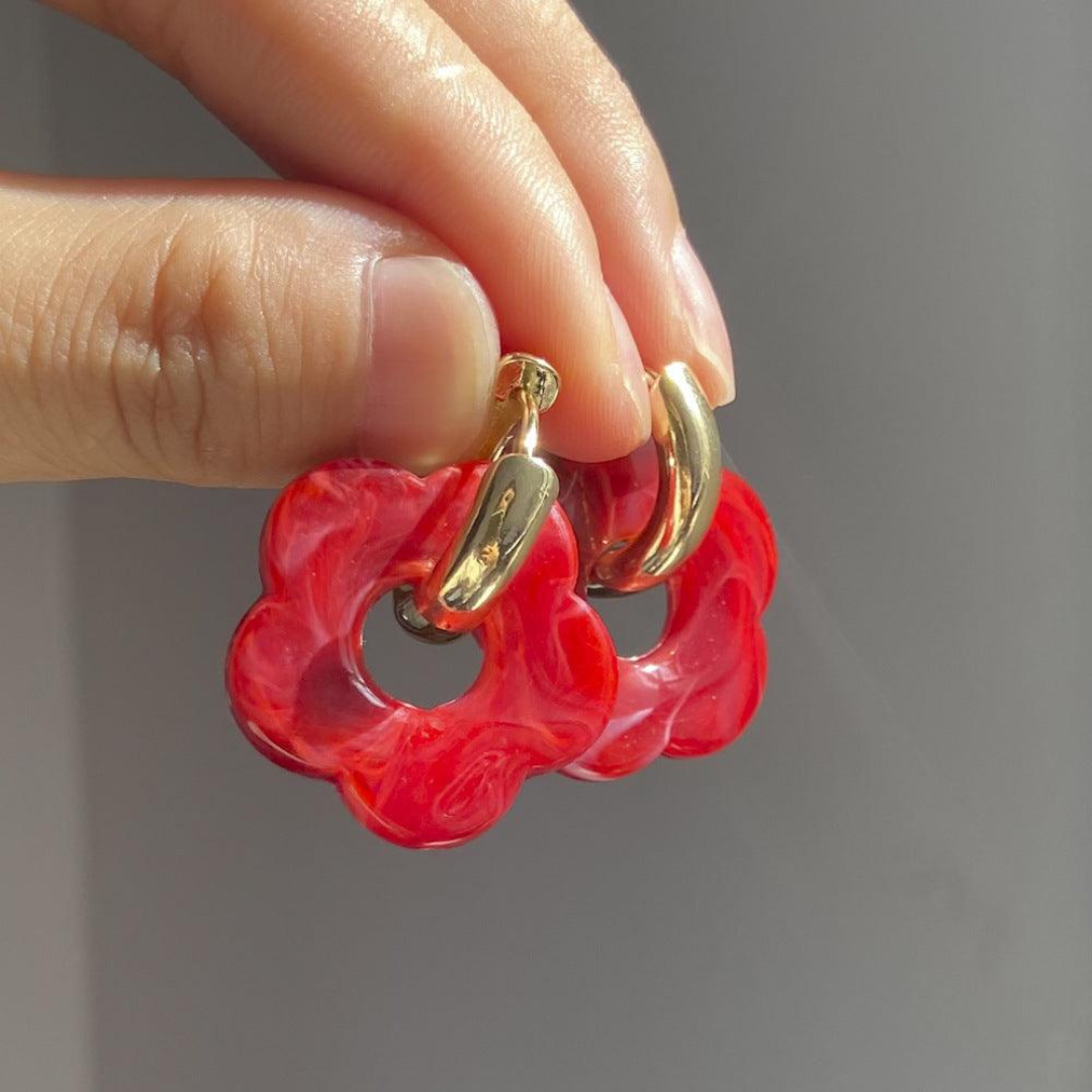 Rote Blumen-Ohrringe aus Harz, goldene Creolen, modische Accessoires, handgehalten.
