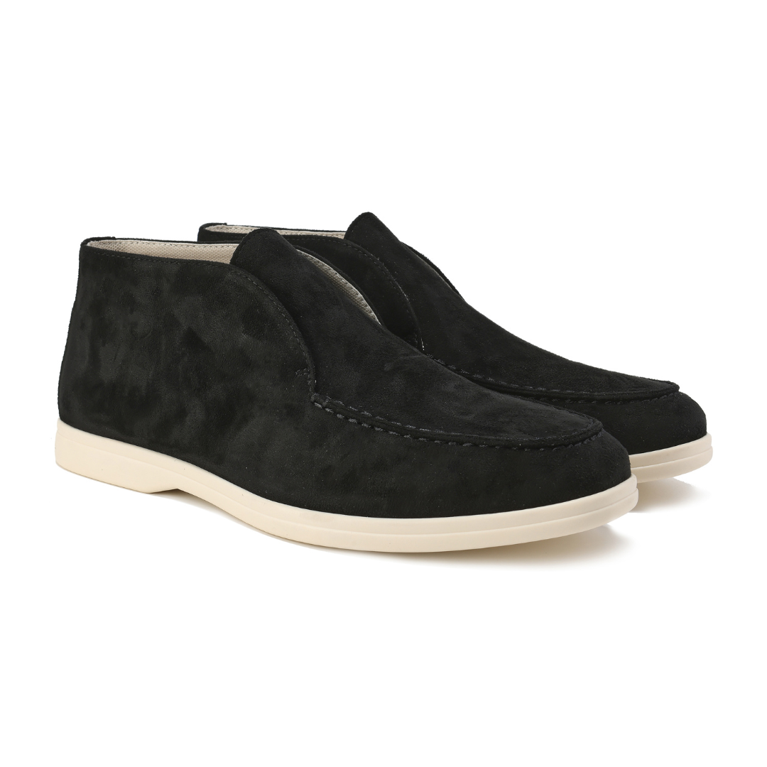 Schwarze Wildleder-Slipper für Herren, elegante Freizeitschuhe mit weißer Sohle.