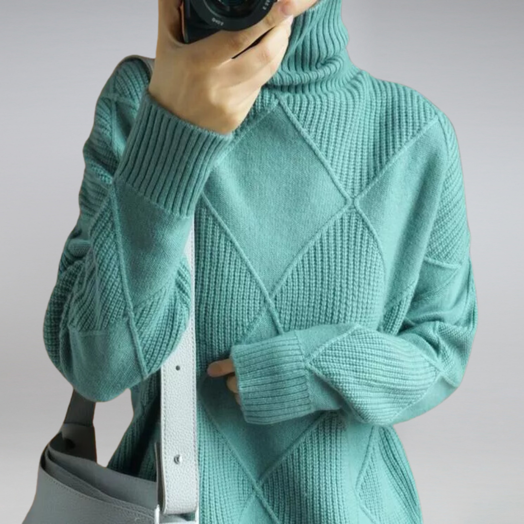 Frau in türkisfarbenem Strickpullover mit Rollkragen und grauer Tasche, modisch, elegant.