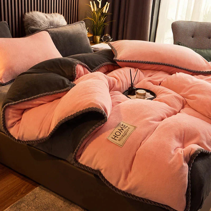 Rosa und graue Bettdecke aus Baumwolle auf einem Bett, gemütlich und luxuriös, Schlafzimmerdekor.