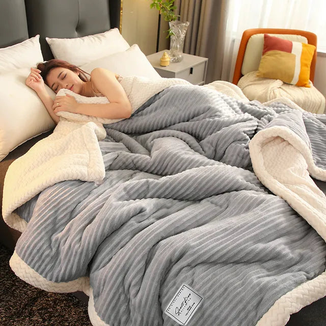 Frau schläft unter grauer, gestreifter Kuscheldecke im Schlafzimmer, gemütlich, warm, weich.
