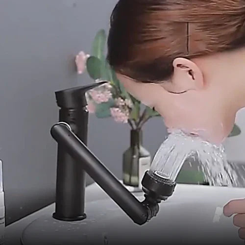 Frau wäscht Gesicht mit schwarzem Wasserhahn, Badezimmer, modernes Design, Wasserstrahl.