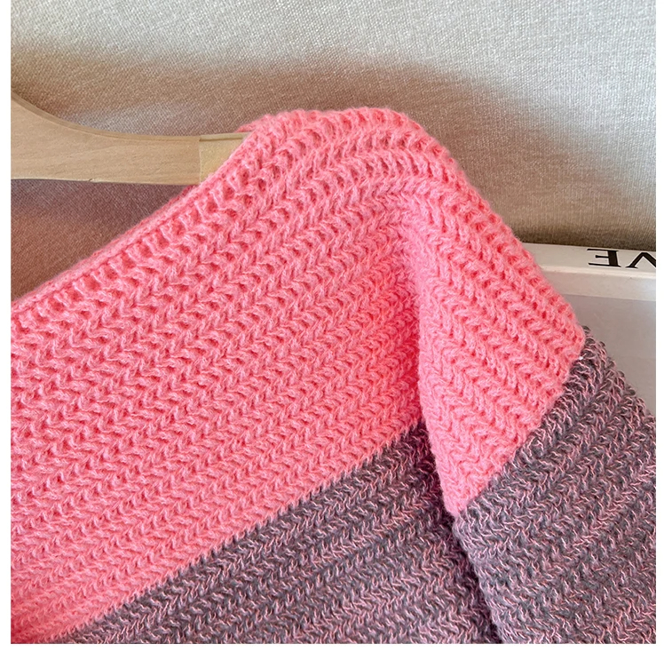 Rosa und grauer Strickpullover, grobmaschig, weiche Textur, modisch, gemütlich, Damenmode.