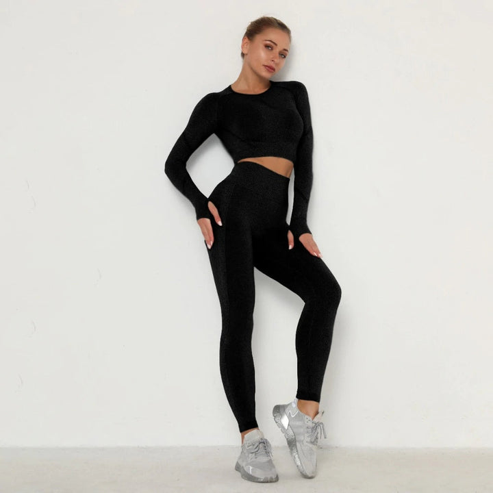 Schwarzes nahtloses Damen-Sportset, langärmeliges Oberteil und Leggings, Fitnessmode.