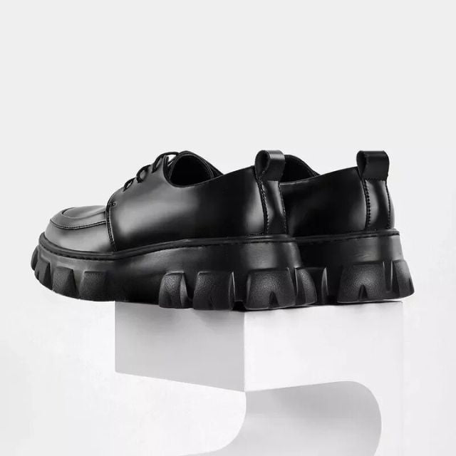 Schwarze Leder-Schnürschuhe mit dicker Sohle, modisch, elegant, für Herren.